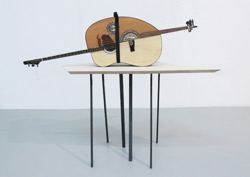 Guitar placed on the table on display of the website