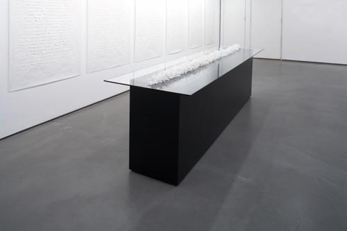 Minimalist glass-topped black pedestal with white installation